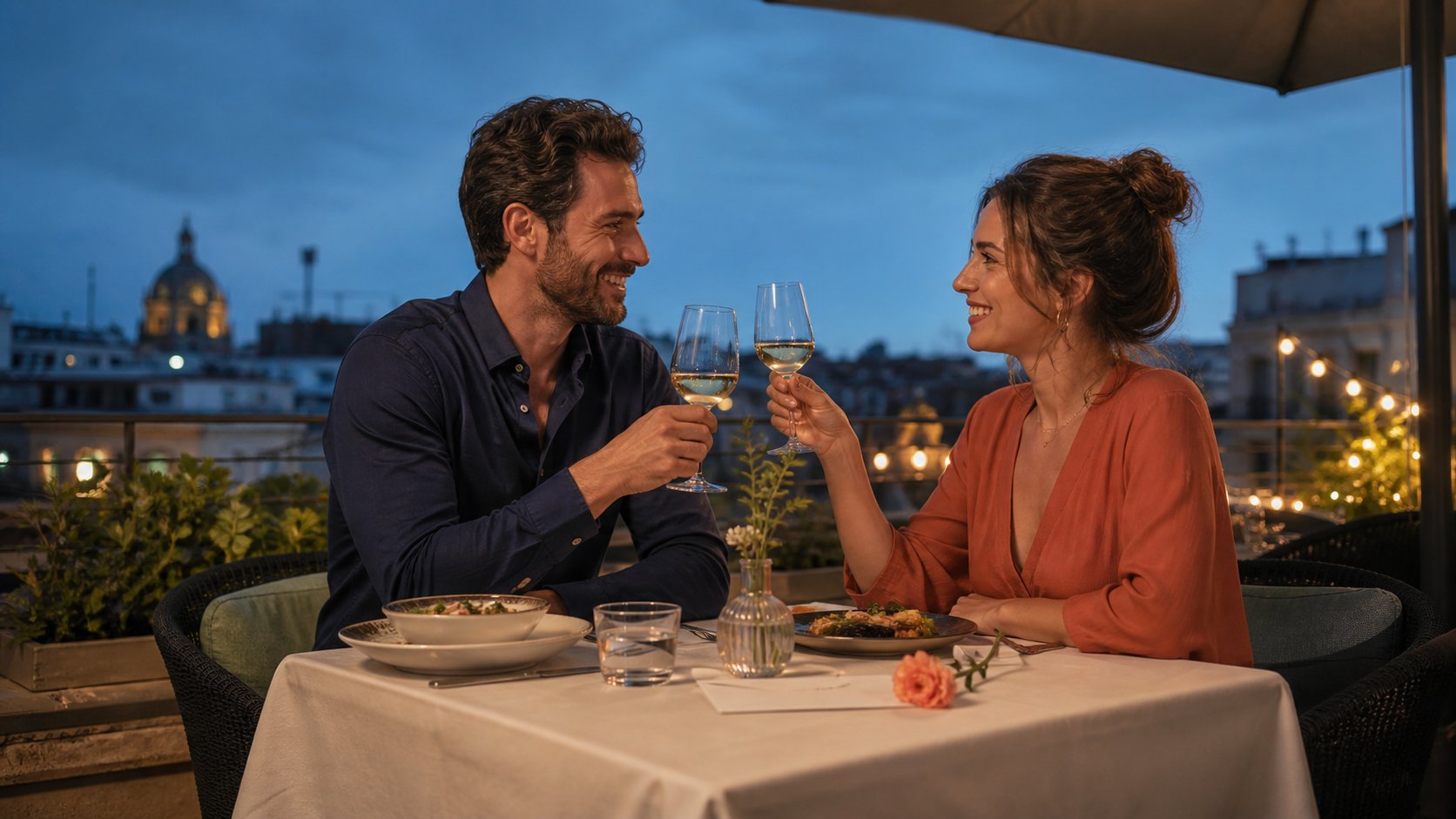 Pareja celebrando su aniversario durante una cena especial con luces cálidas